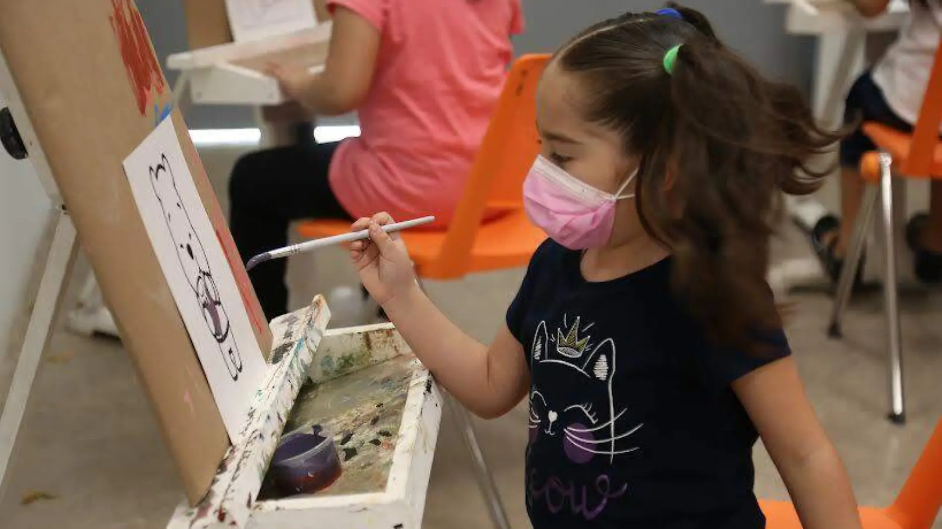 niña pintando